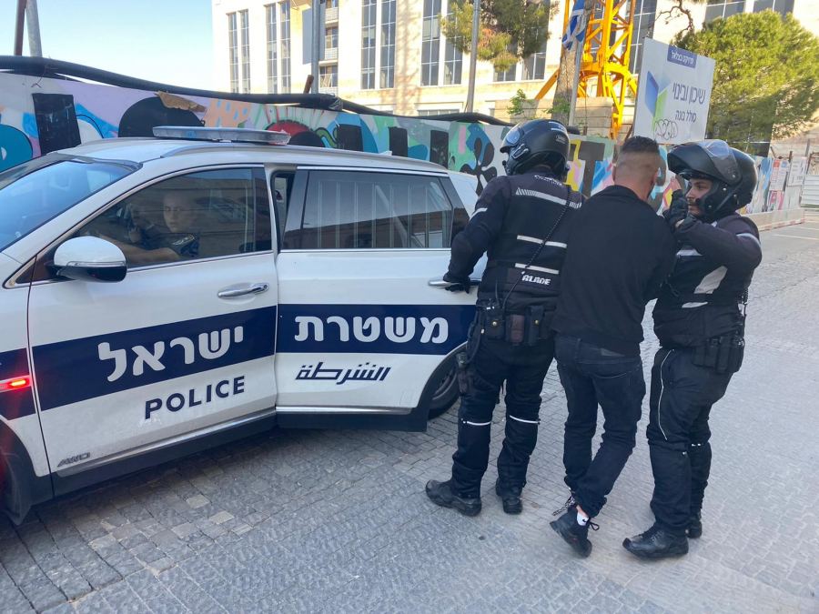 إصابة شرطيتين واعتقال شخصين في القدس 